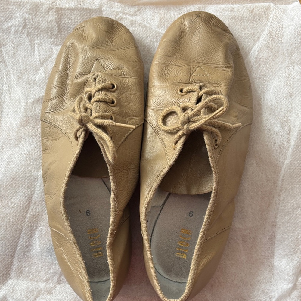 Bloch Beige Leather Lace-Up Jazzflex Shoe. Rubber Sole. Cotton Lining. Size 6.